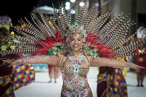  Xuxa's Çılgın Rio Karnavalı: Brezilyalı Diva Şarkılarıyla ve Dansıyla Kalpleri Fethetti mi?